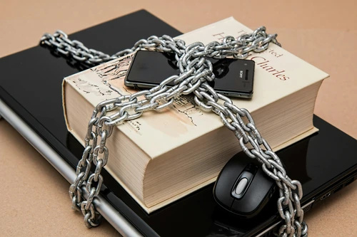 Locking phone with a padlock to beat internet addiction