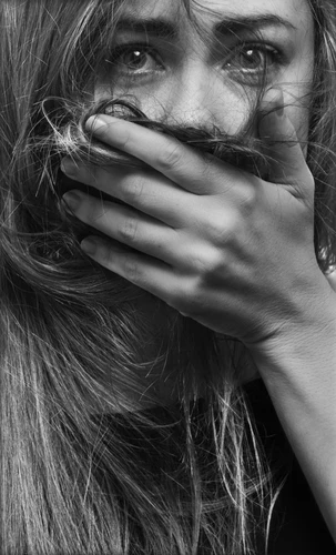 How to Handle Public Social Anxiety Without Freezing Up