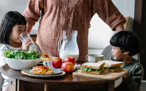 How to Stop Toddler Mealtime Power Struggles (The Division of Responsibility)