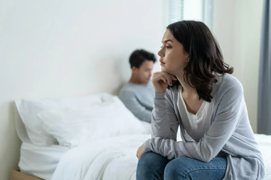 Avoidant Attachment Signs: 35 Clear Behaviors That Reveal Emotional Distance