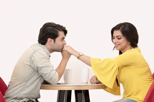 How to Know If Someone Is Fake: 10 Signs I Learned to Spot