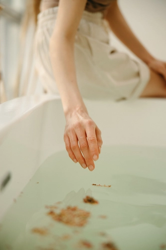 How to Start a Conversation With Anyone Without It Dying in 30 Seconds