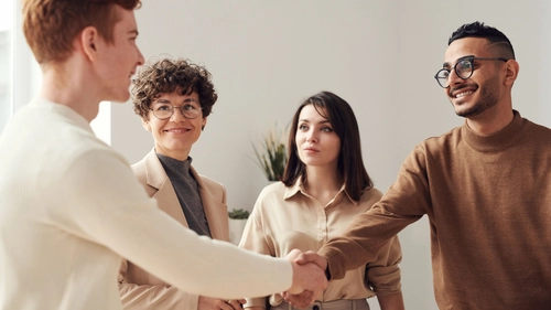 How to Read Trust Signals in People: 10 Subtle Signs