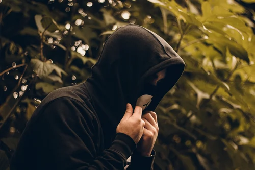 Why Mystery Attracts People: The Hidden Psychology