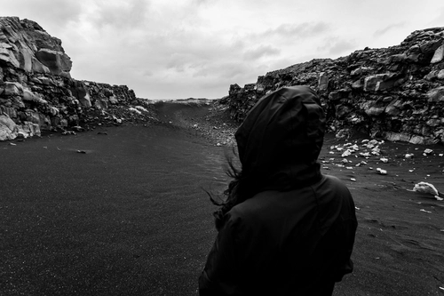 Why Mystery Attracts People: The Hidden Psychology