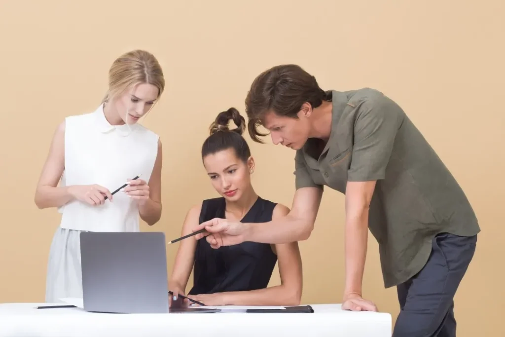 How to Handle The Coworker Who Acts Like You're Invisible