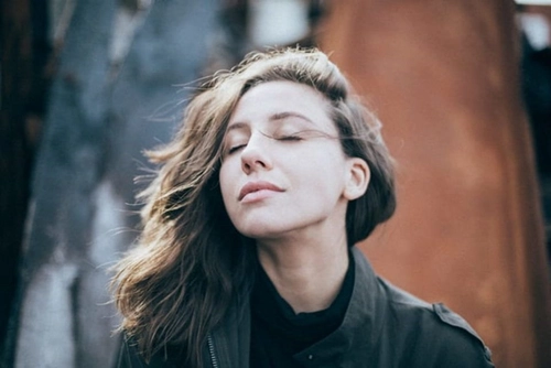 Emotional Suppression Body Language Signs: What Your Body Is Really Saying